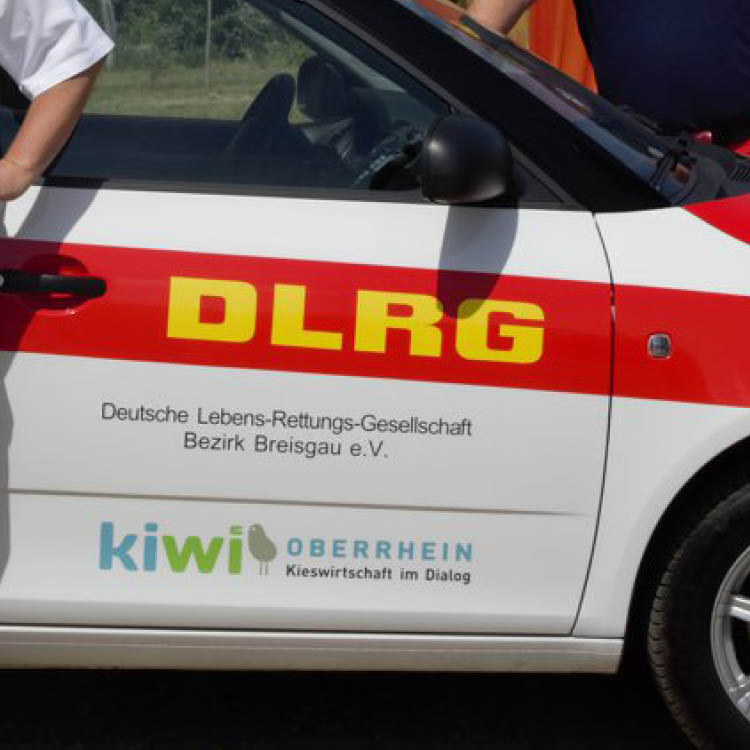 KIWI unterstützen Lebensretter mit Fahrzeugspende 